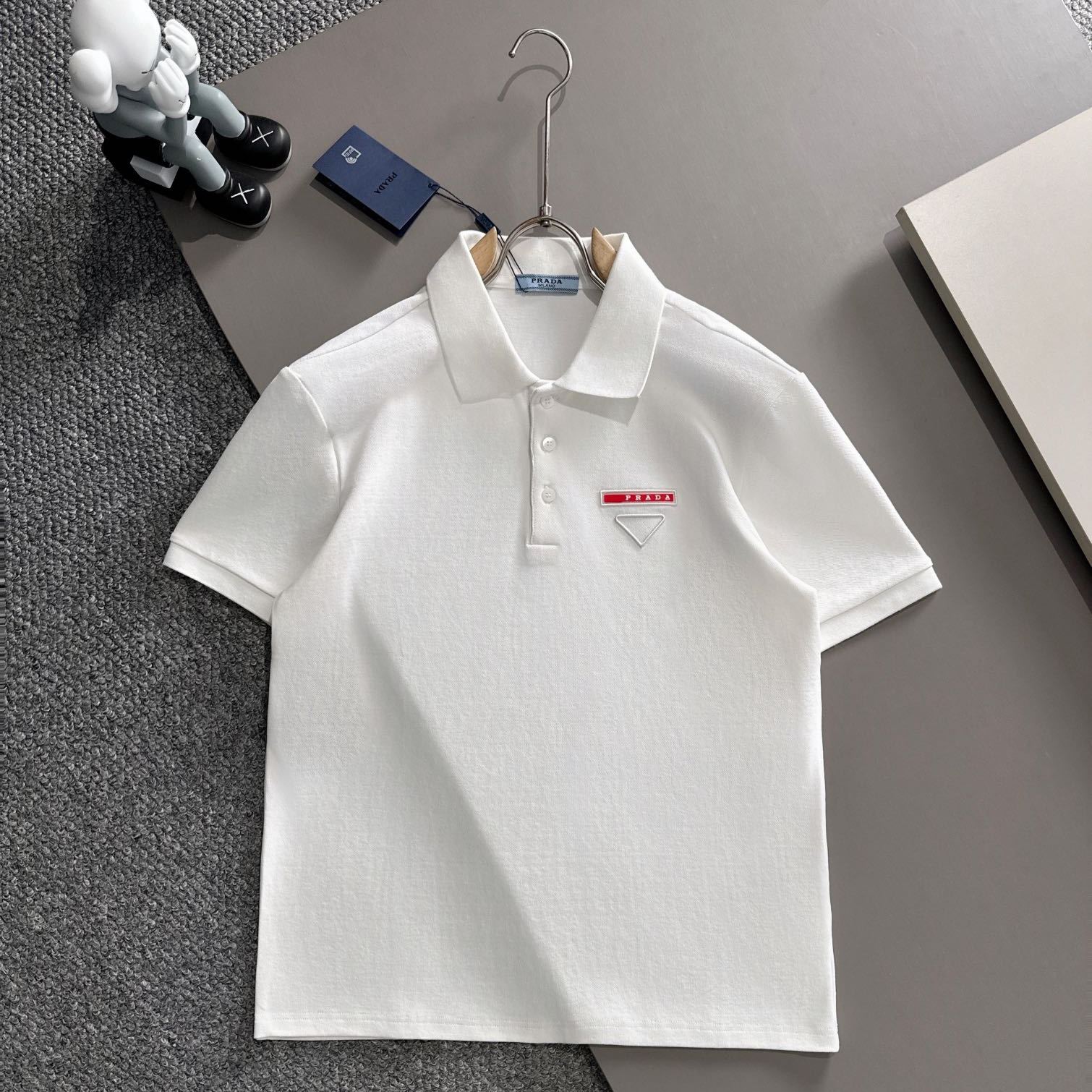 【プラダ】Prada 2025年春夏新作 ブラック/ホワイト ポロシャツ 半袖 T138073