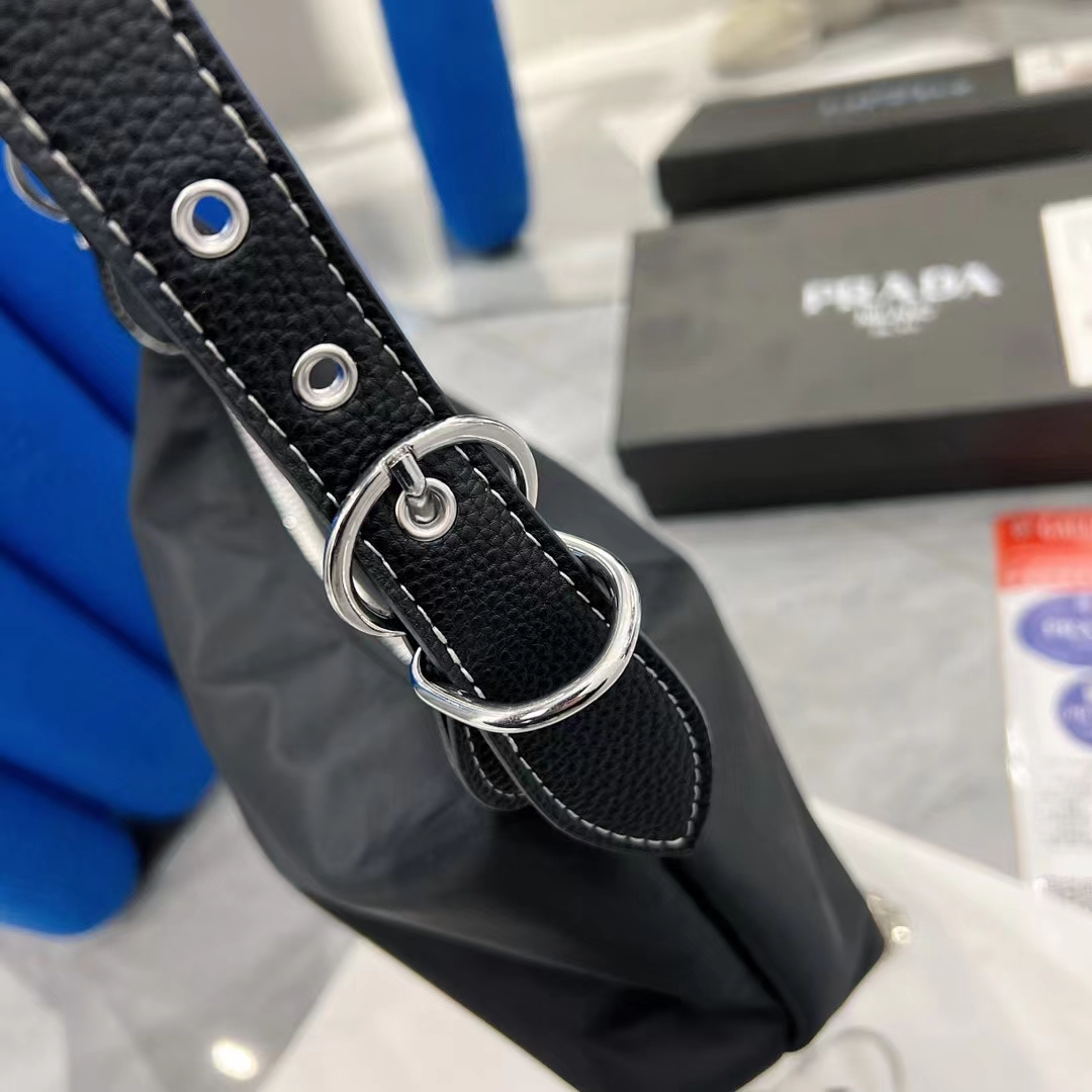 PRADA 7A 品質ブラックレザーレディースショルダークロスボディバッグチェーンジッパーと大容量