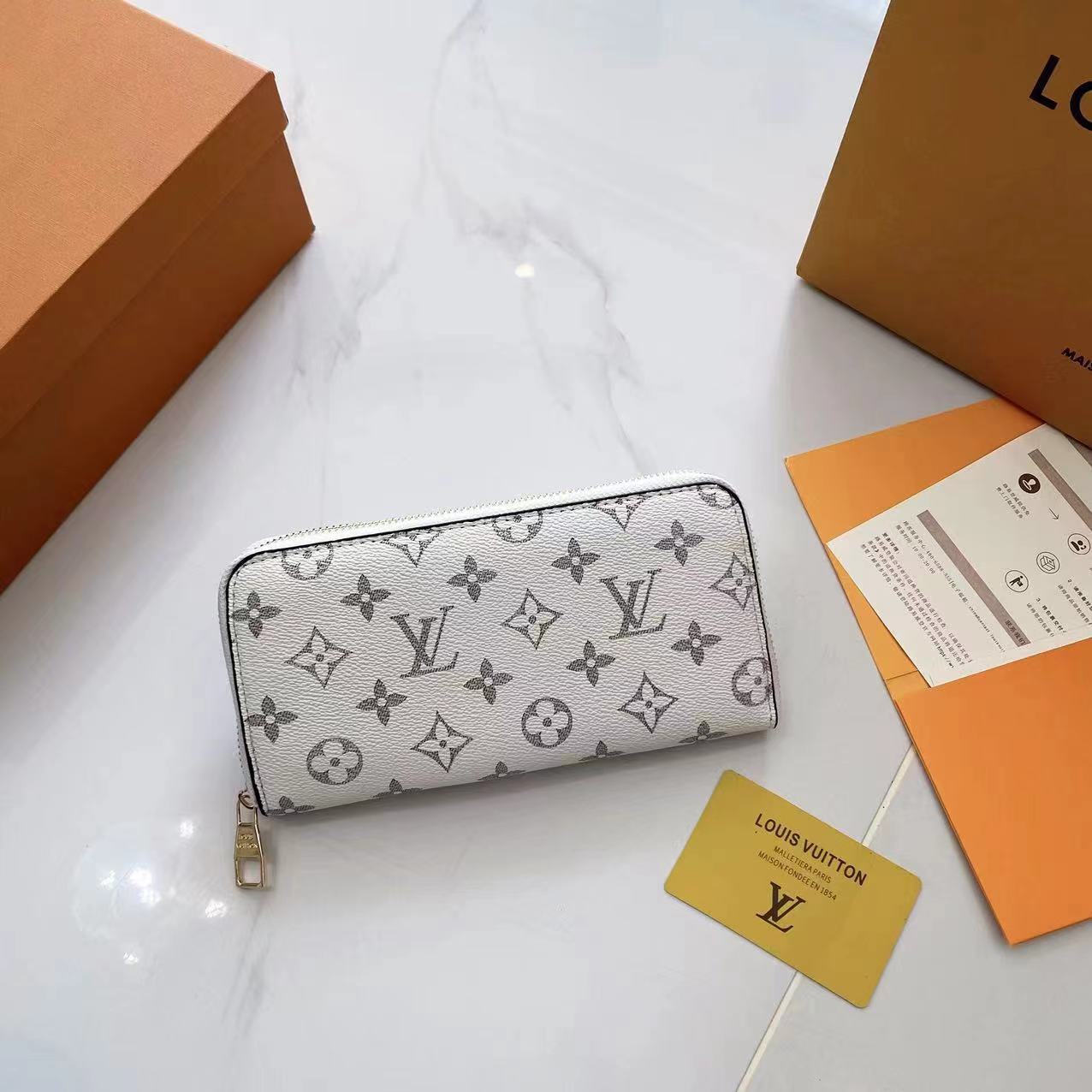 LOUIS VUITTON パーソナライズ可能 ジッピー･ウォレット 横型スタイル