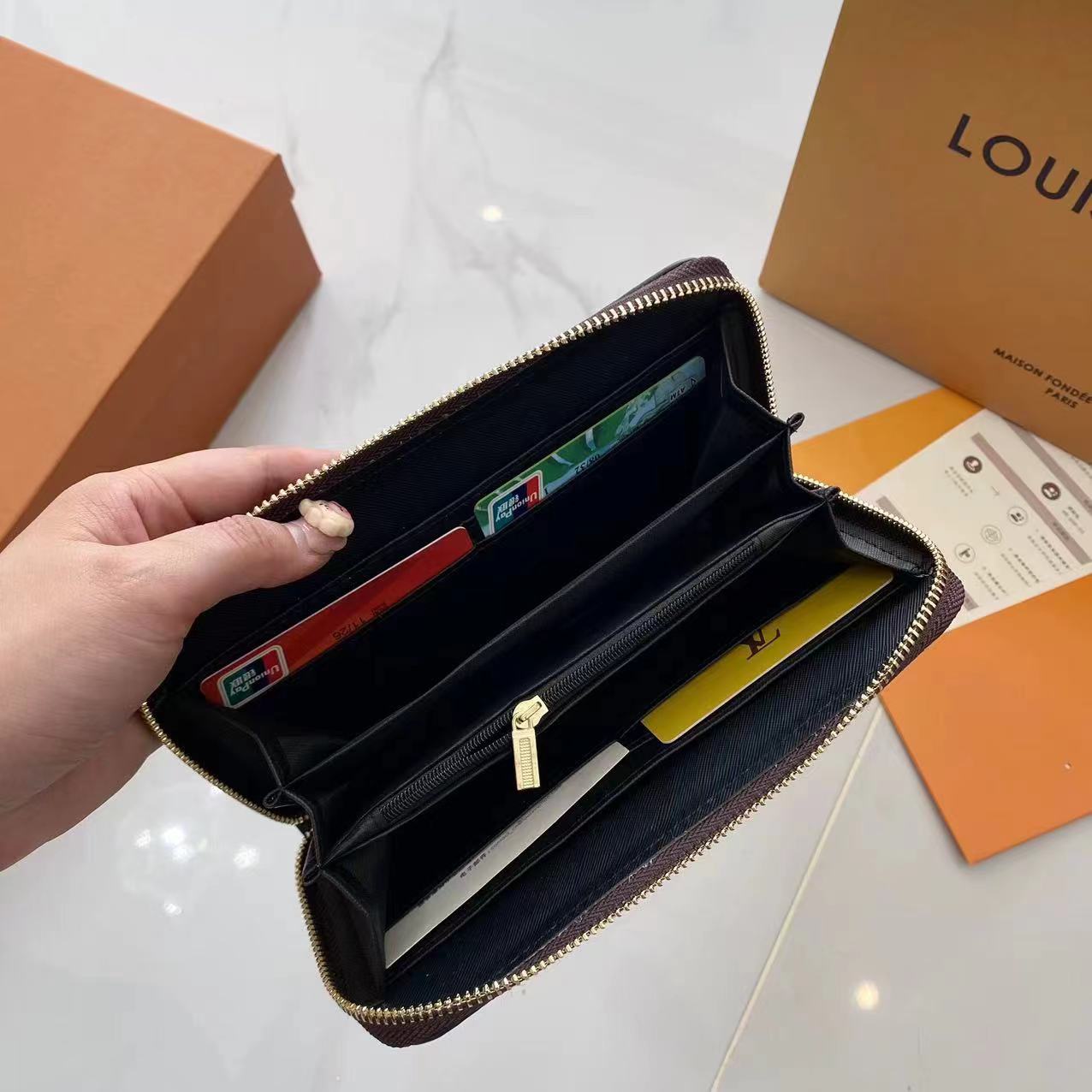 LOUIS VUITTON パーソナライズ可能 ジッピー･ウォレット 横型スタイル