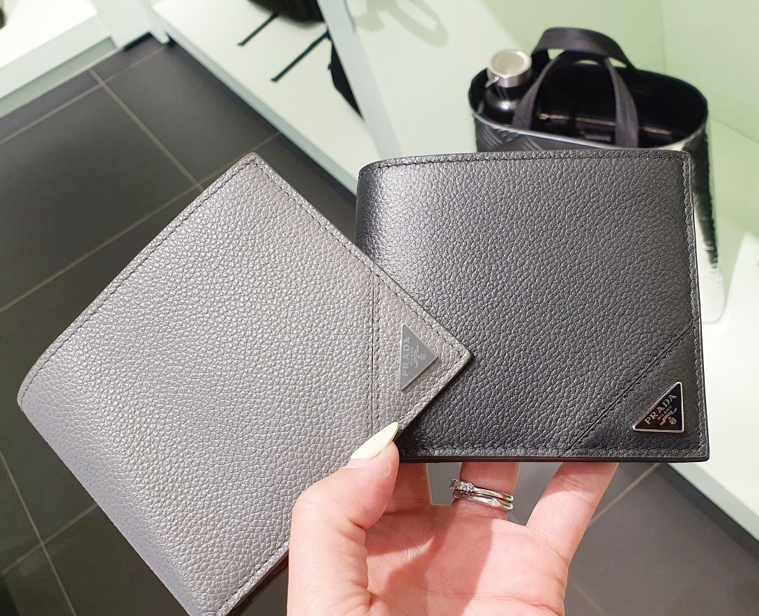 【セール】プラダ ヴィッテーロダイノレザー二つ折り財布 2MO738