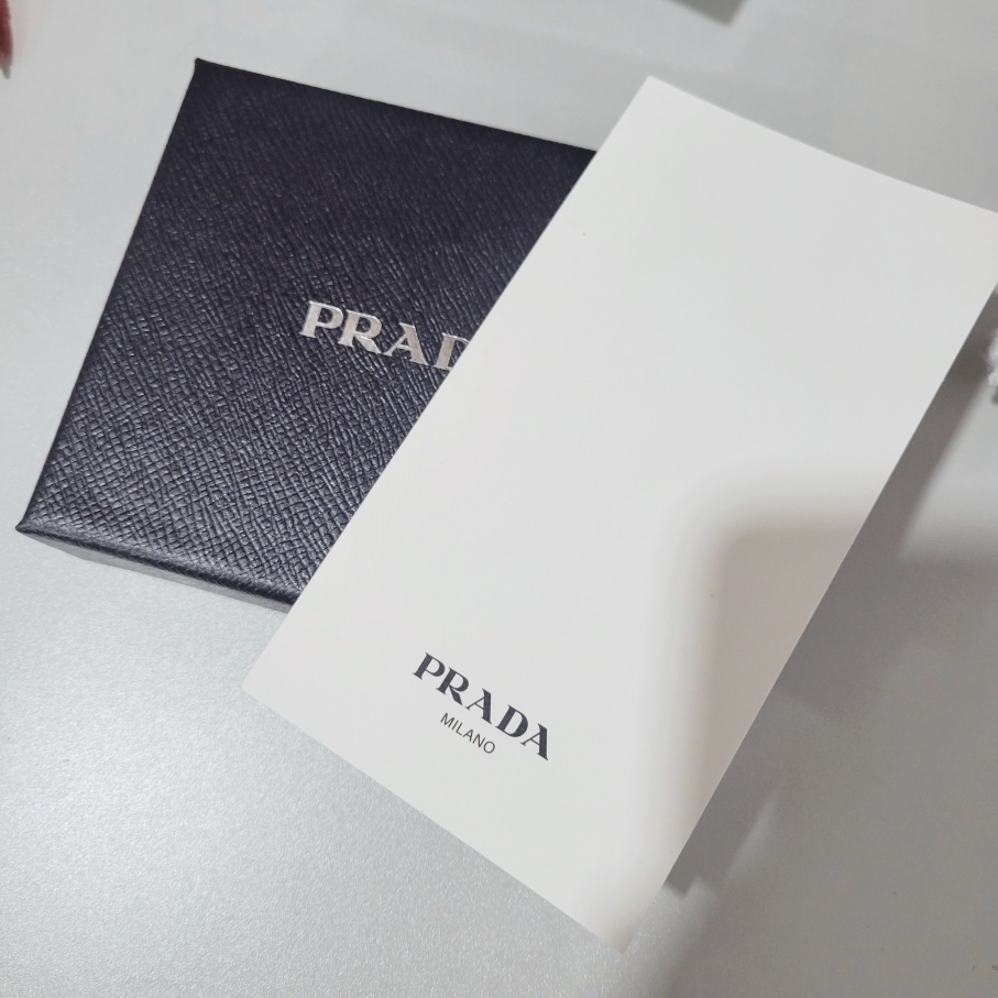 【セール】プラダ ヴィッテーロダイノレザー二つ折り財布 2MO738