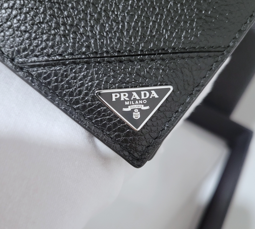 【セール】プラダ ヴィッテーロダイノレザー二つ折り財布 2MO738