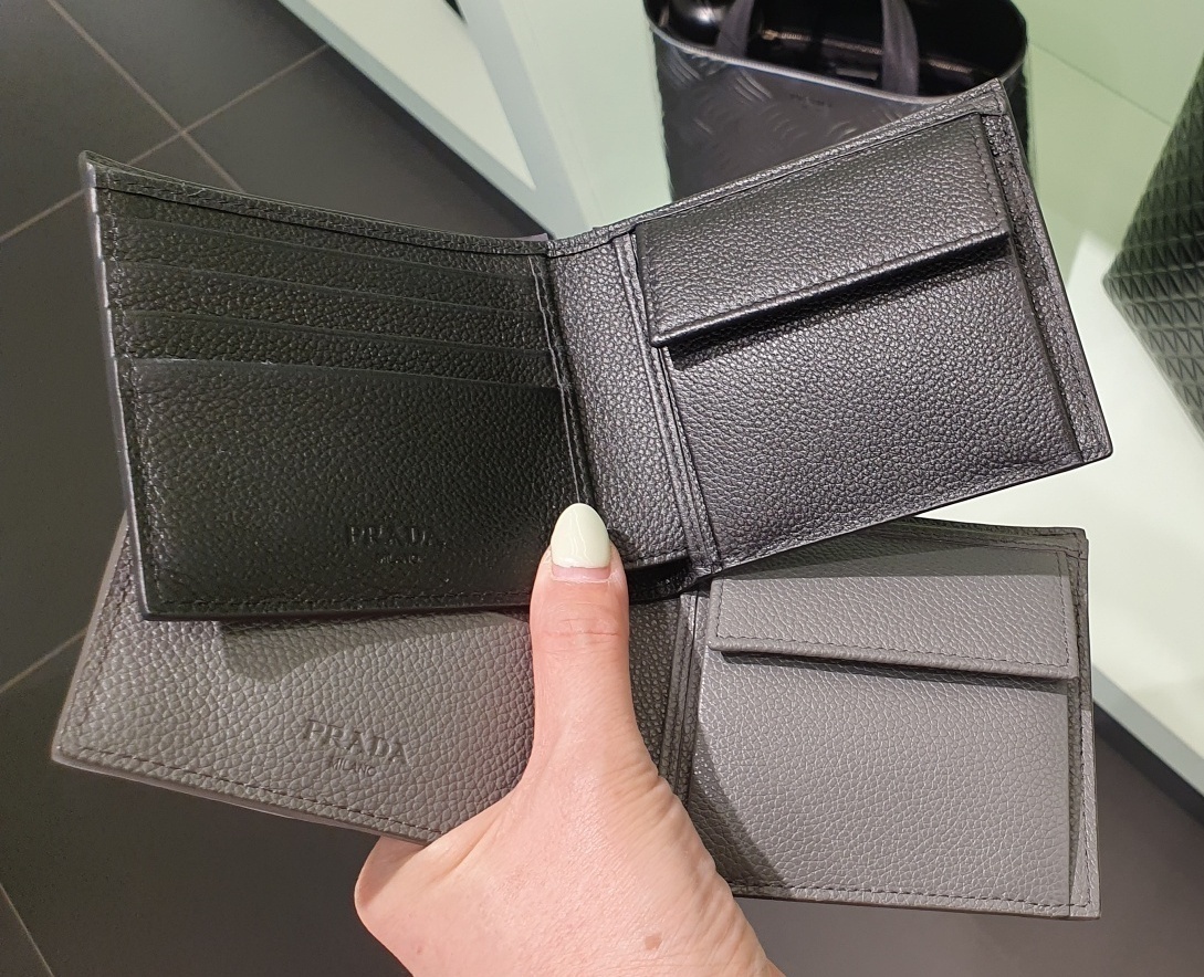 【セール】プラダ ヴィッテーロダイノレザー二つ折り財布 2MO738