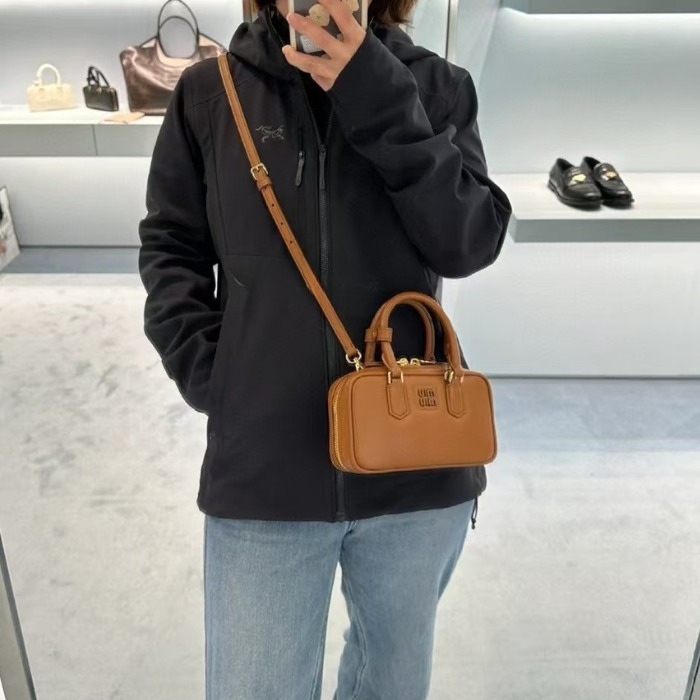 ミュウミュウ 【MIU MIU】2025新作 アルカディ レザーバッグ