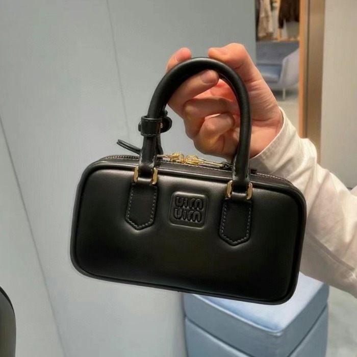 ミュウミュウ 【MIU MIU】2025新作 アルカディ レザーバッグ