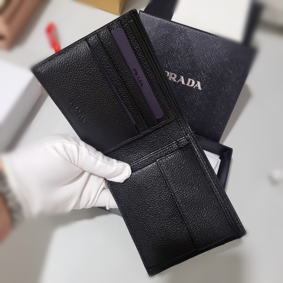 【セール】プラダ ヴィッテーロダイノレザー二つ折り財布 2MO738