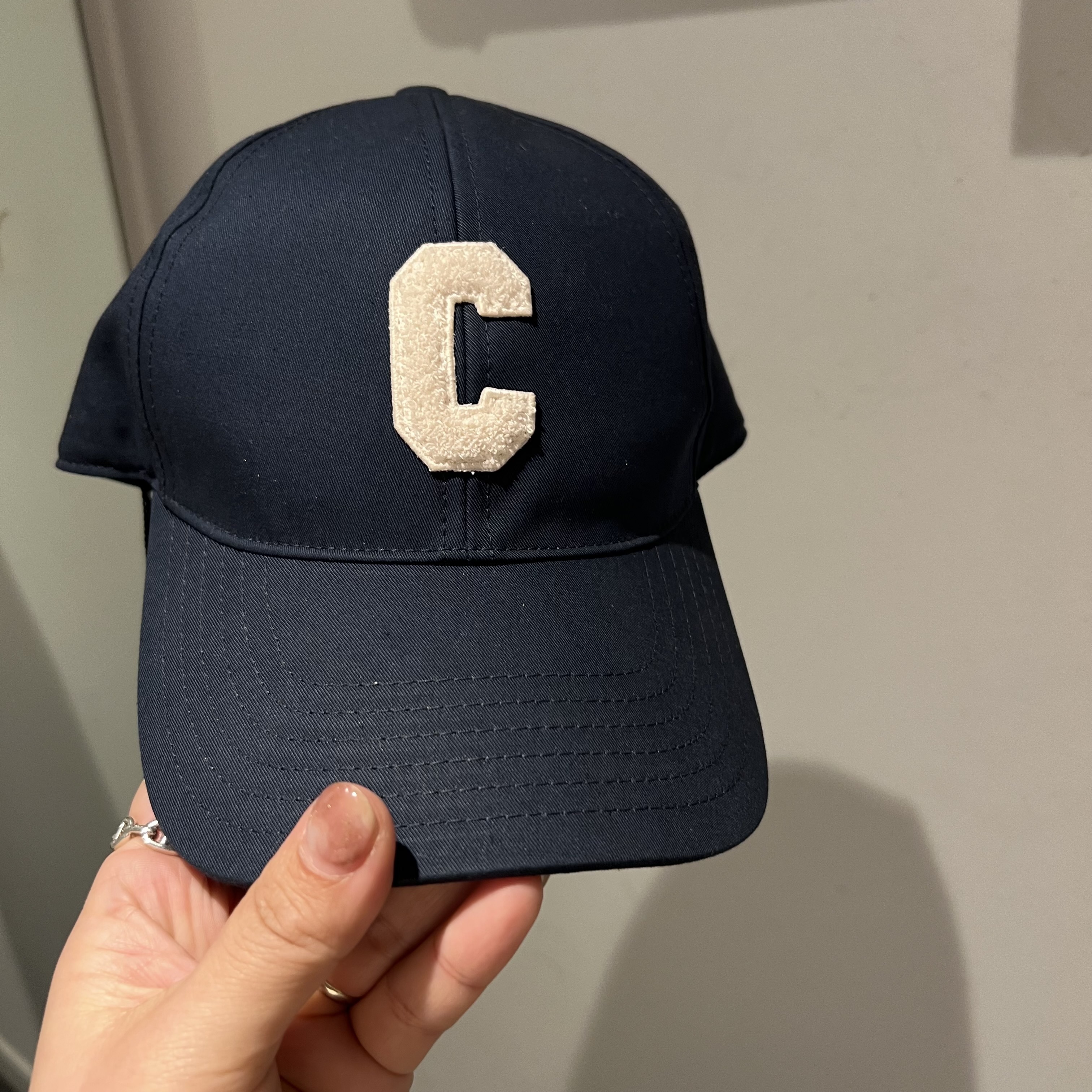 【CELINE】円安こそアウトレットで！ベースボールキャップ Cロゴ