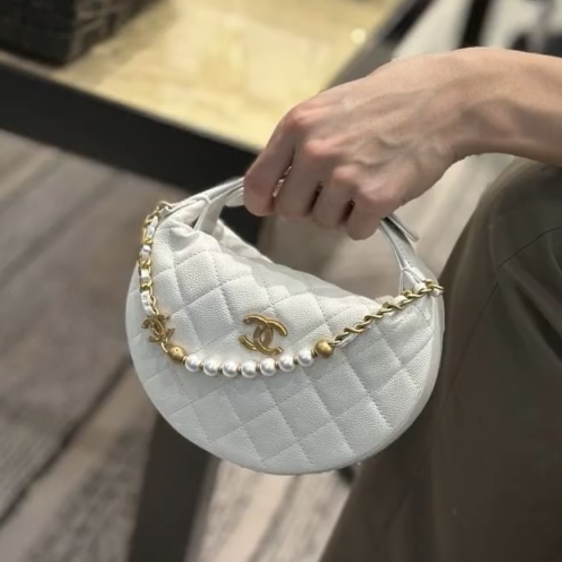 《25‘新作》【パールチェーンがおしゃれ♪】CHANEL《ポーチ》