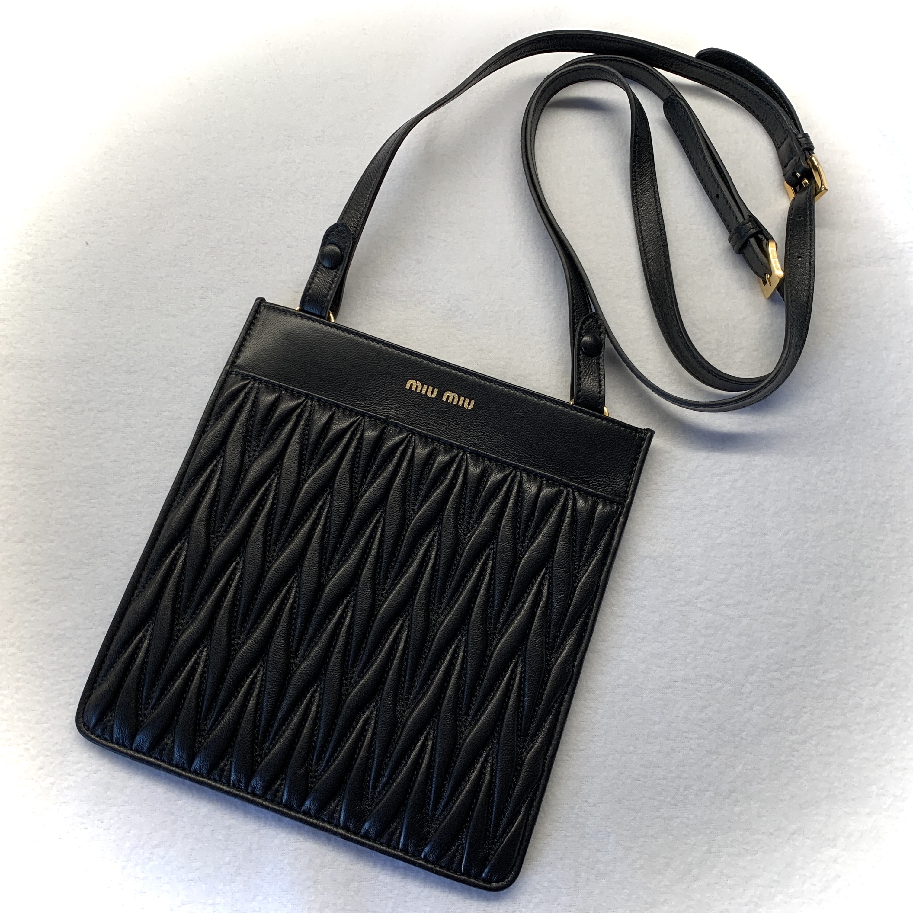 miumiu☆MATELASSE☆IPhoneポシェットDNP062【NERO】