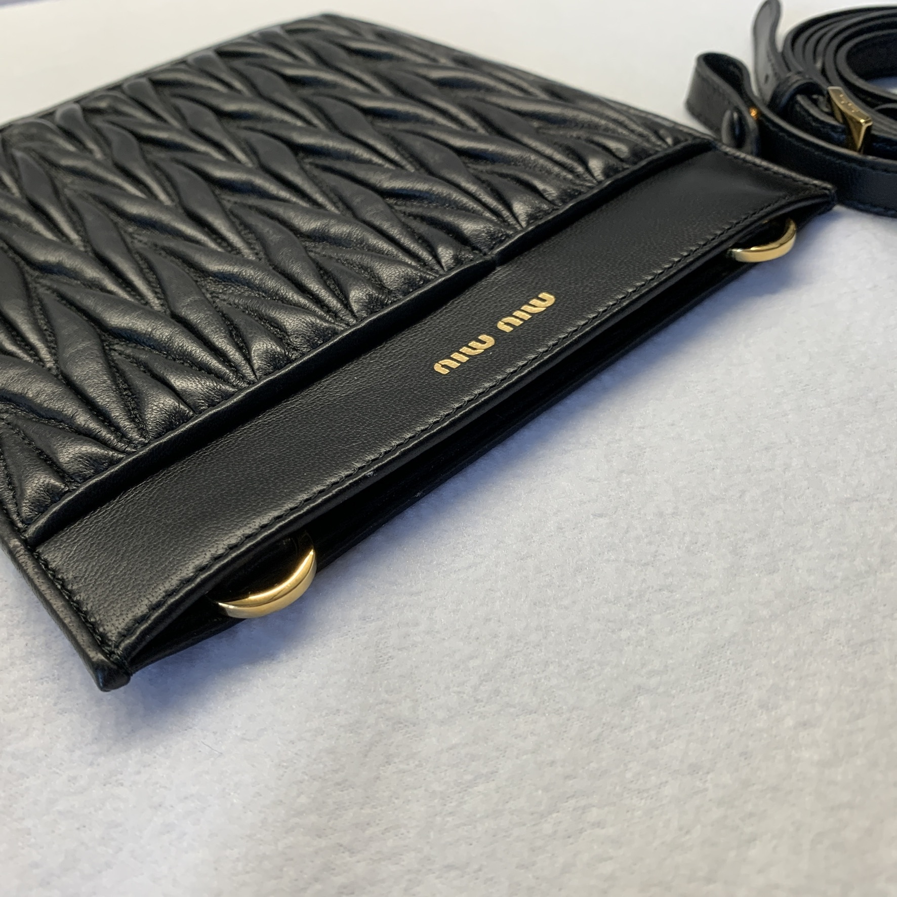 miumiu☆MATELASSE☆IPhoneポシェットDNP062【NERO】