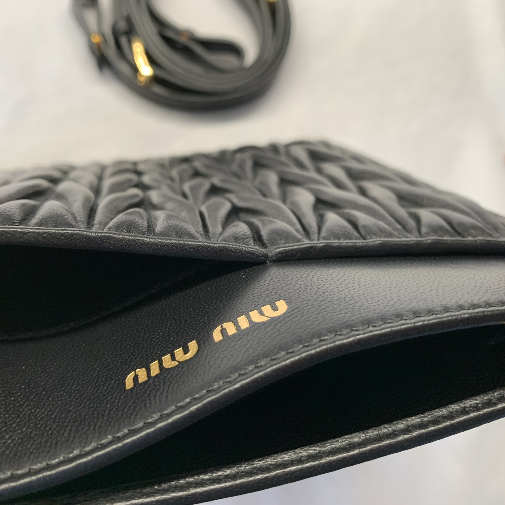 miumiu☆MATELASSE☆IPhoneポシェットDNP062【NERO】