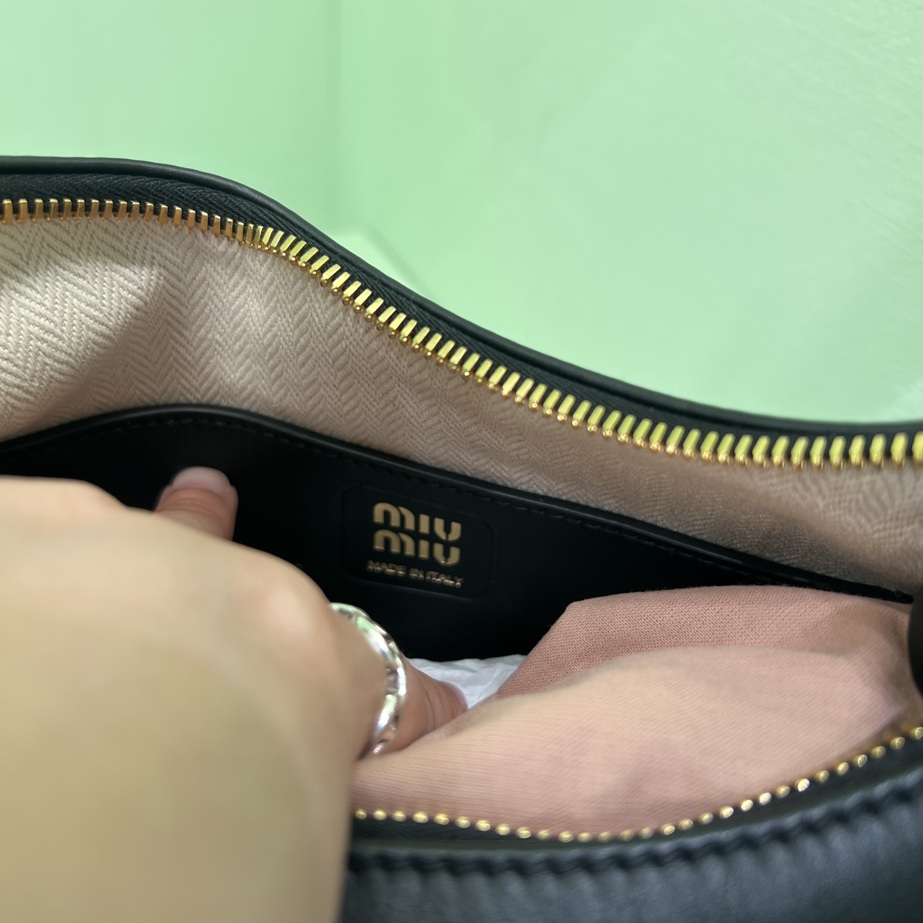 【MIUMIU】セール！ホーボーバッグ レザー 大人バッグ