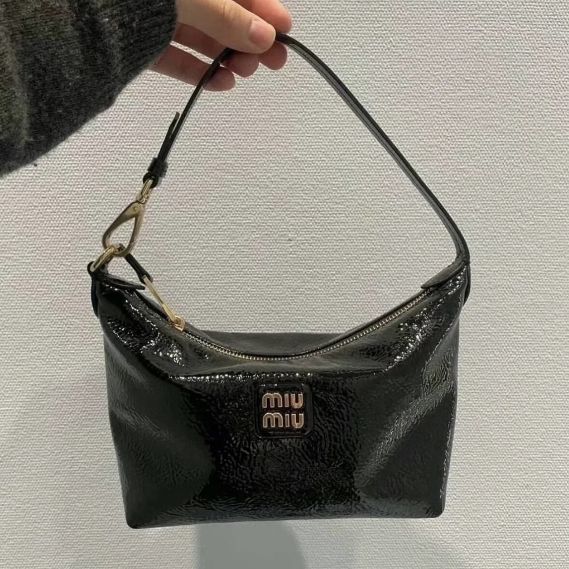 【2WAY】ミュウミュウ ポーチ ショルダーバッグ パテントレザー