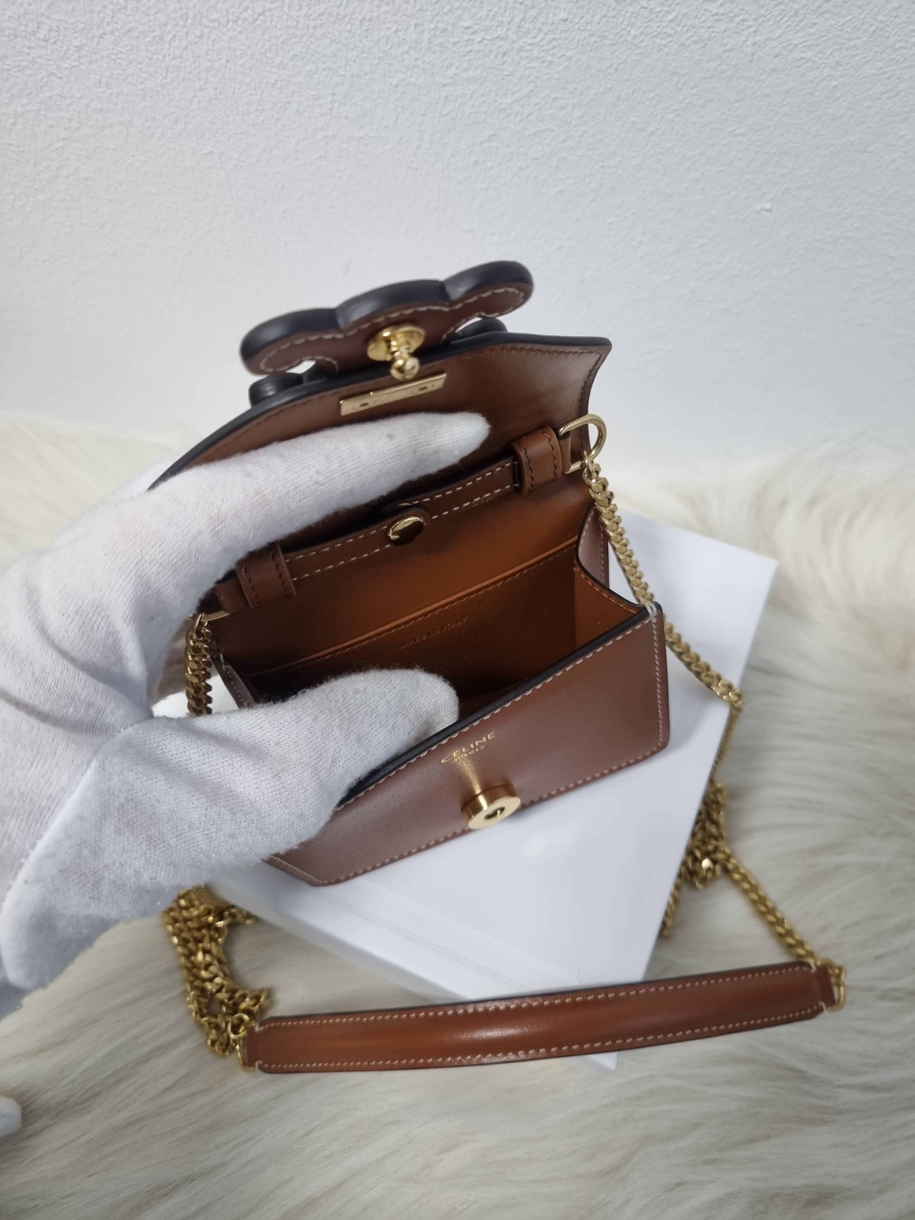 １点限り♪【CELINE直営店買付】CARD HOLDER ON CAHIN TRIOMPHE