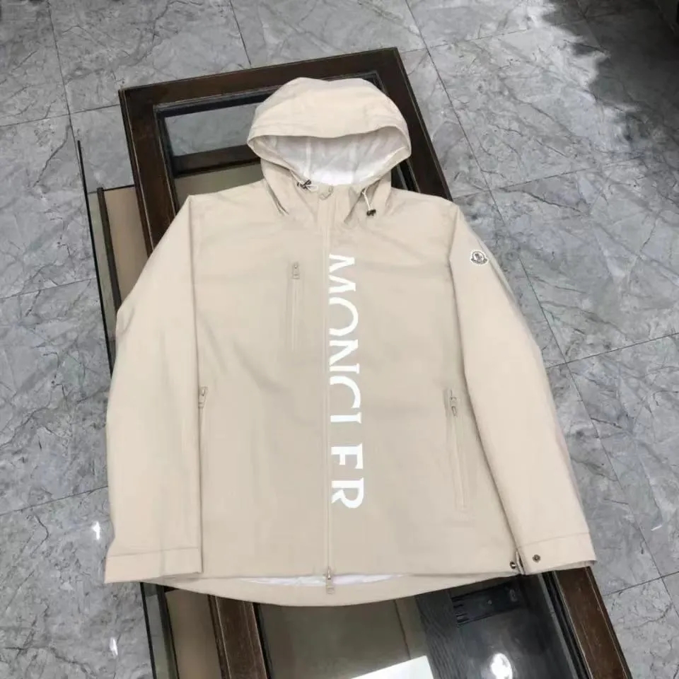 MONCLERアルファベット連帽綿入れのコート