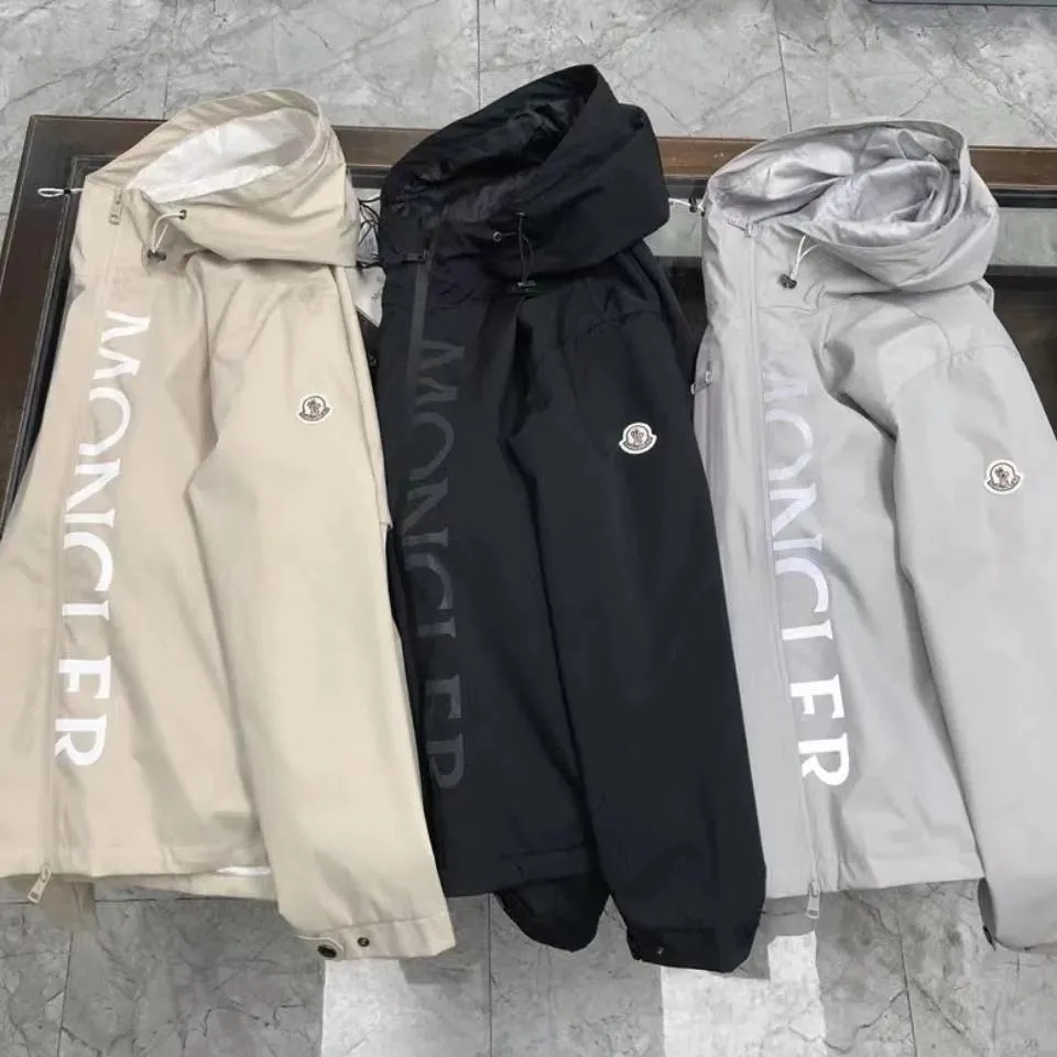 MONCLERアルファベット連帽綿入れのコート