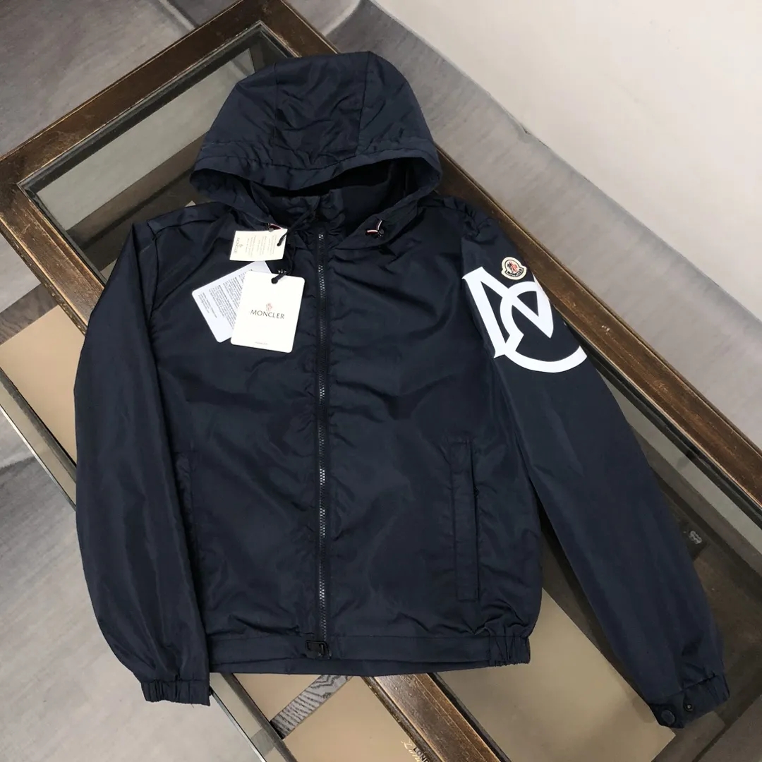 MONCLERアメリカンスタイルのスポーツフードジャケット、春と秋の防寒の新しいスタイル