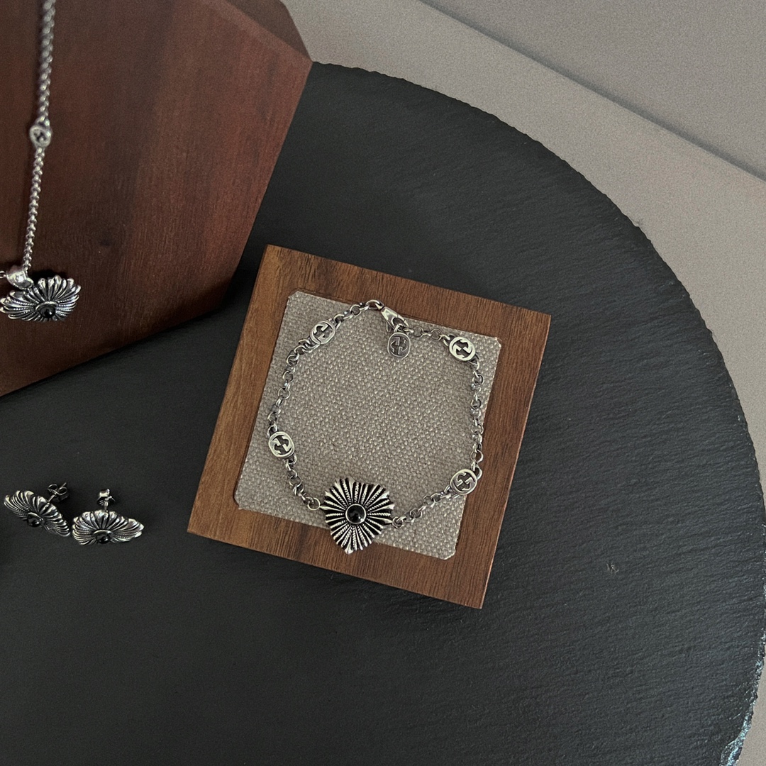 【国内発送/直営店】GUCCI グッチ  ハートペンダントトップネックレス 男女兼用