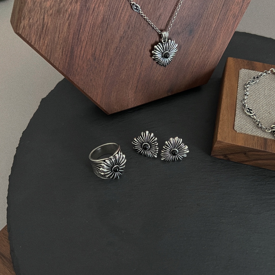 【国内発送/直営店】GUCCI グッチ  ハートペンダントトップネックレス 男女兼用