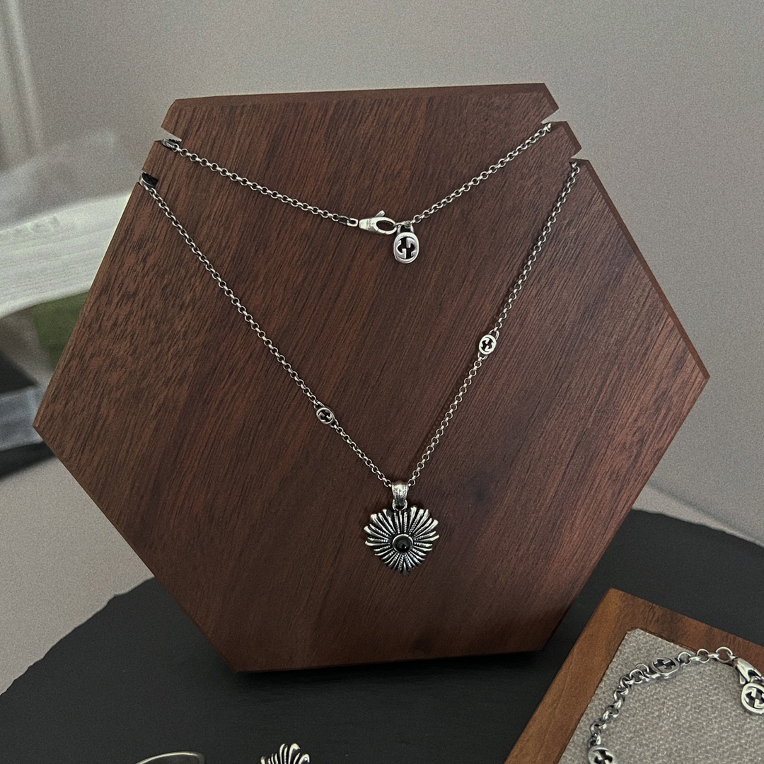 【国内発送/直営店】GUCCI グッチ  ハートペンダントトップネックレス 男女兼用