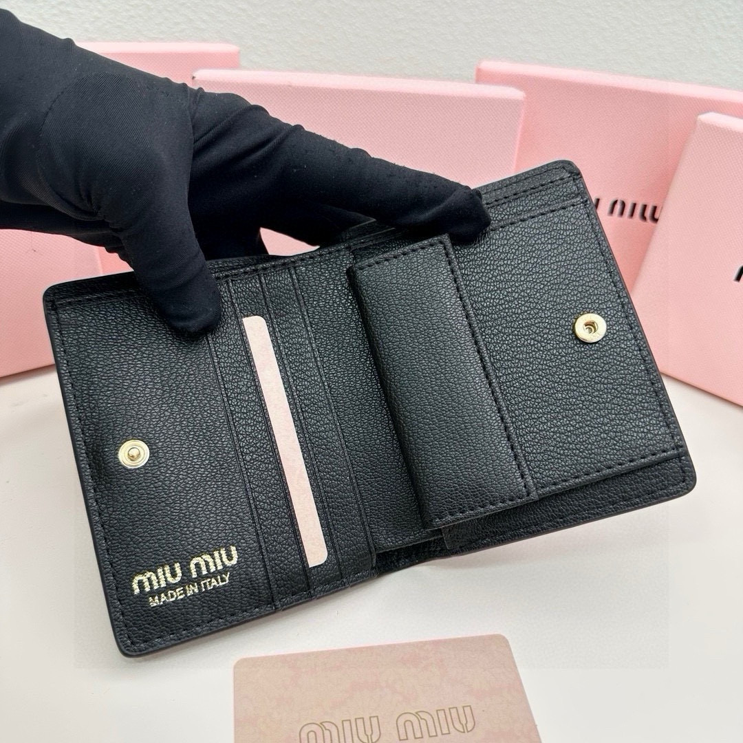 2025’新作 MIU MIU レディース 2つ折り財布