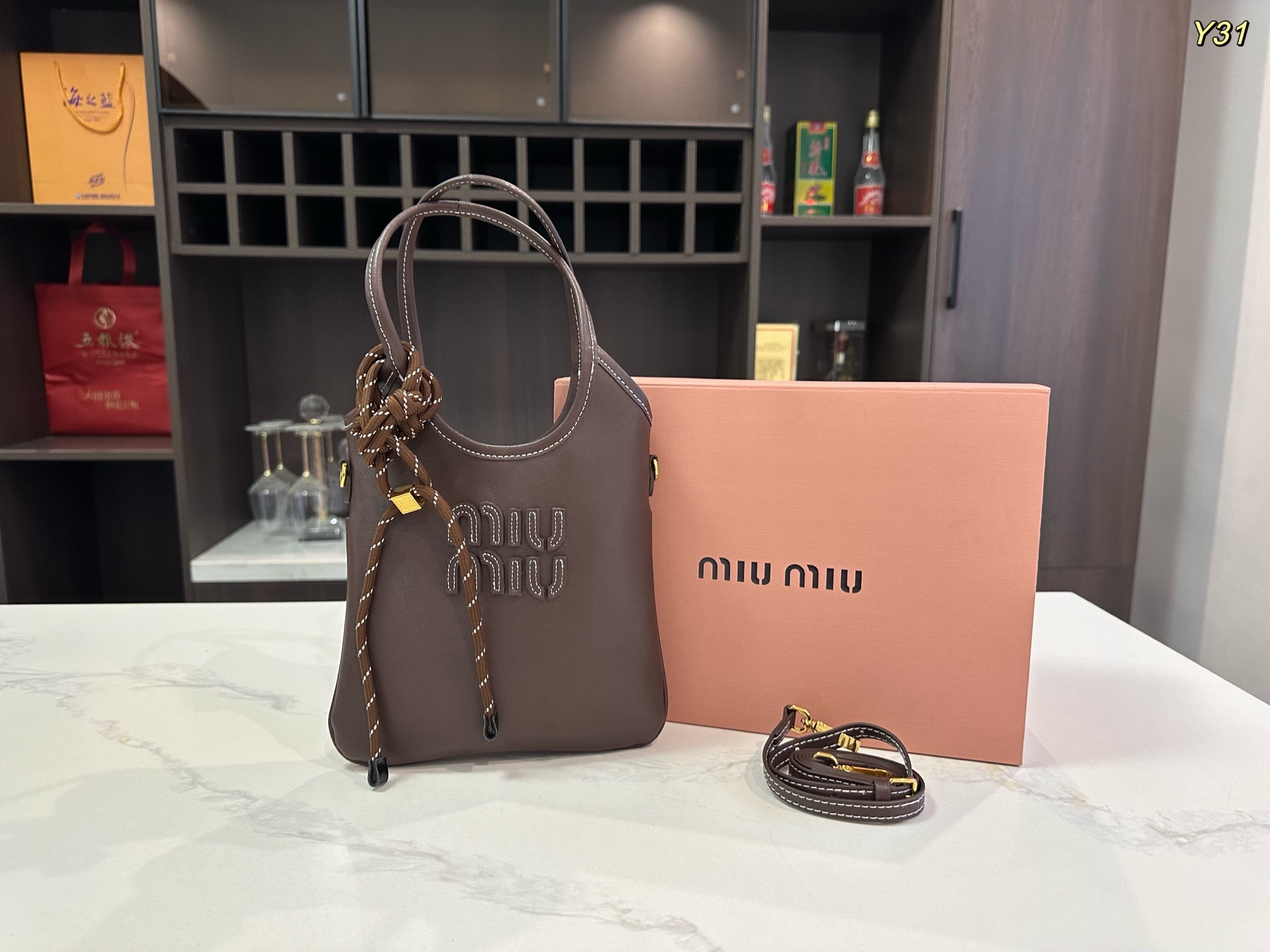 【新着】MiuMiu アイビー レザー ハンドバッグ