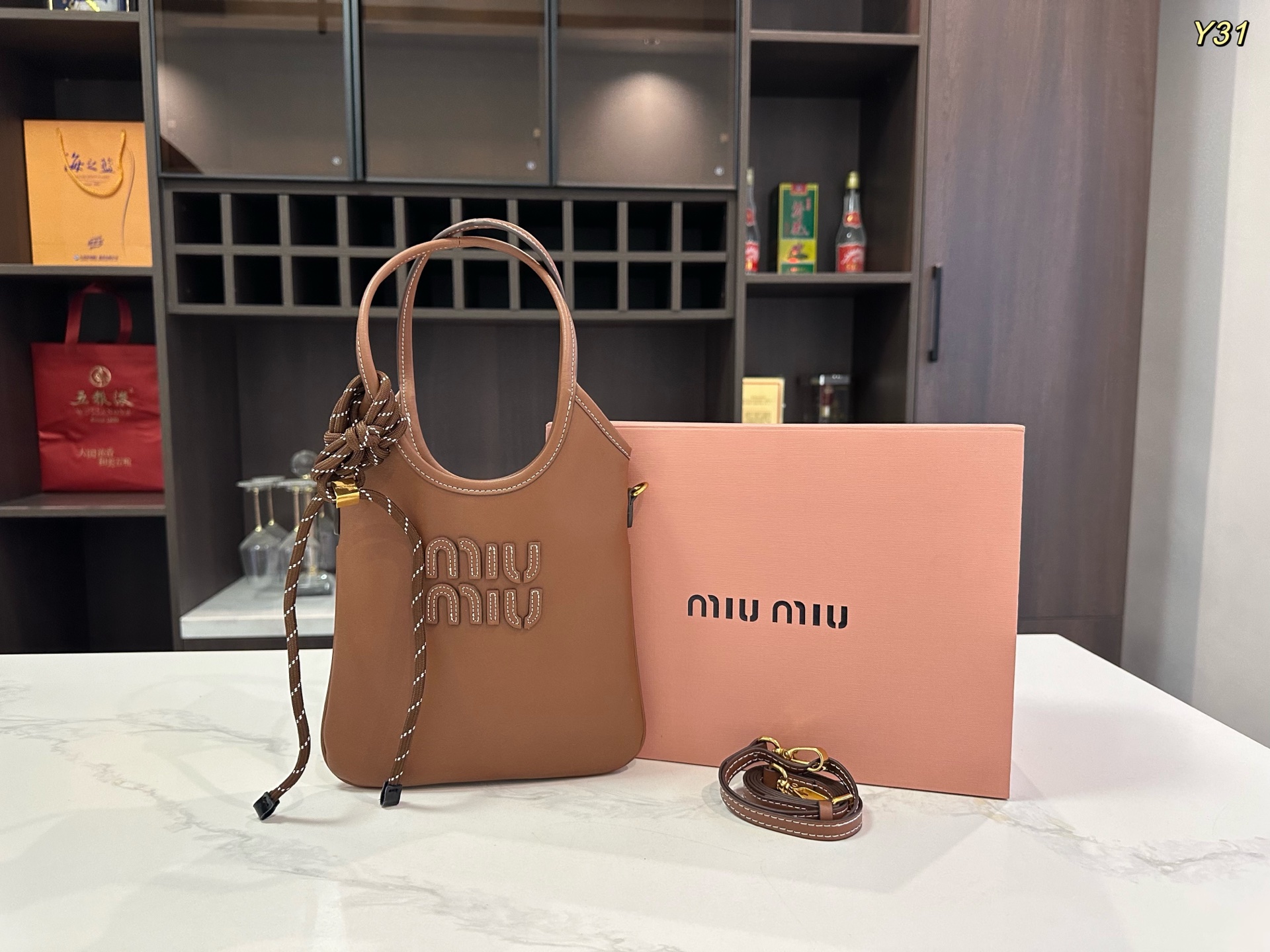 【新着】MiuMiu アイビー レザー ハンドバッグ