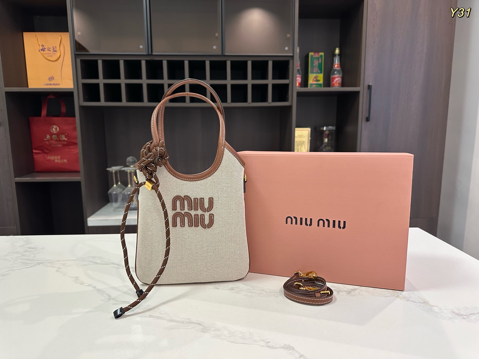 【新着】MiuMiu アイビー レザー ハンドバッグ