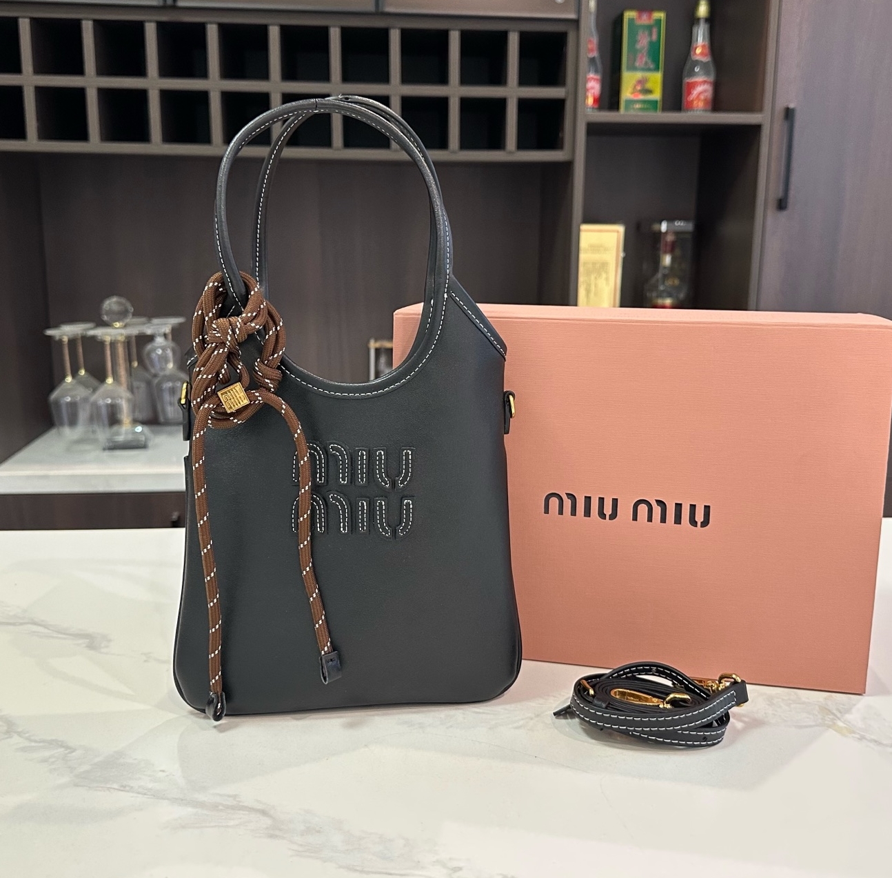 【新着】MiuMiu アイビー レザー ハンドバッグ