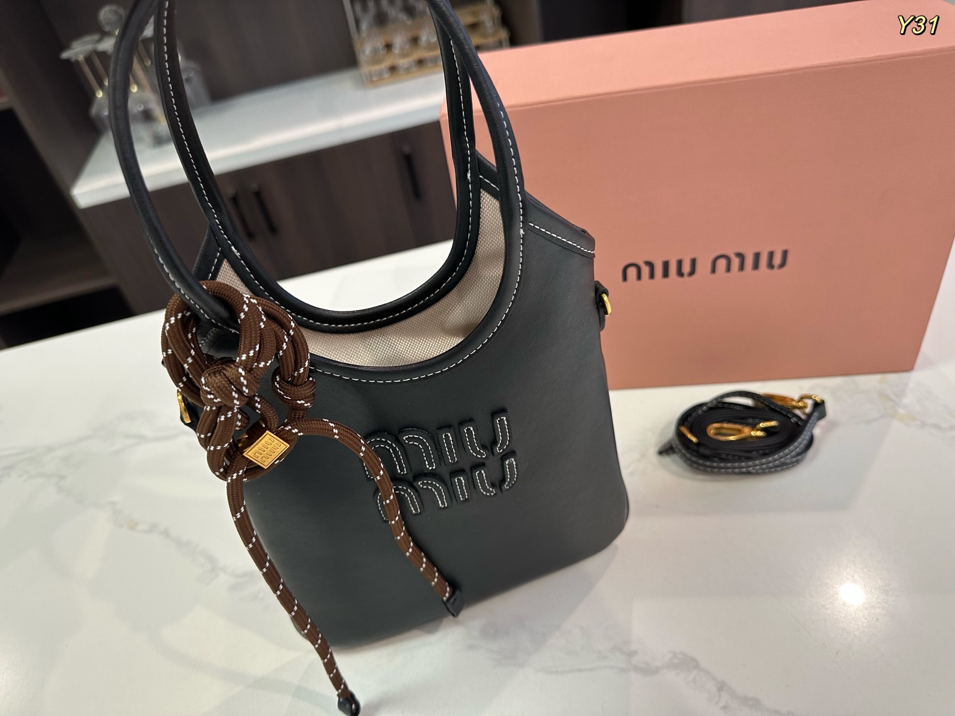 【新着】MiuMiu アイビー レザー ハンドバッグ