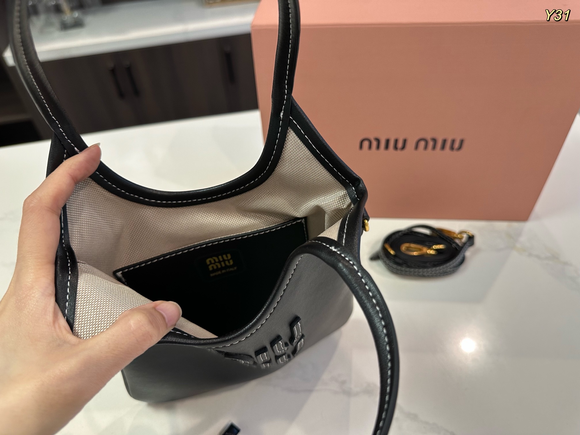 【新着】MiuMiu アイビー レザー ハンドバッグ