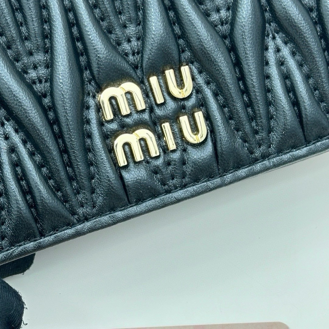 MIUMIU ミュウミュウ マテラッセ レザー 二つ折り財布