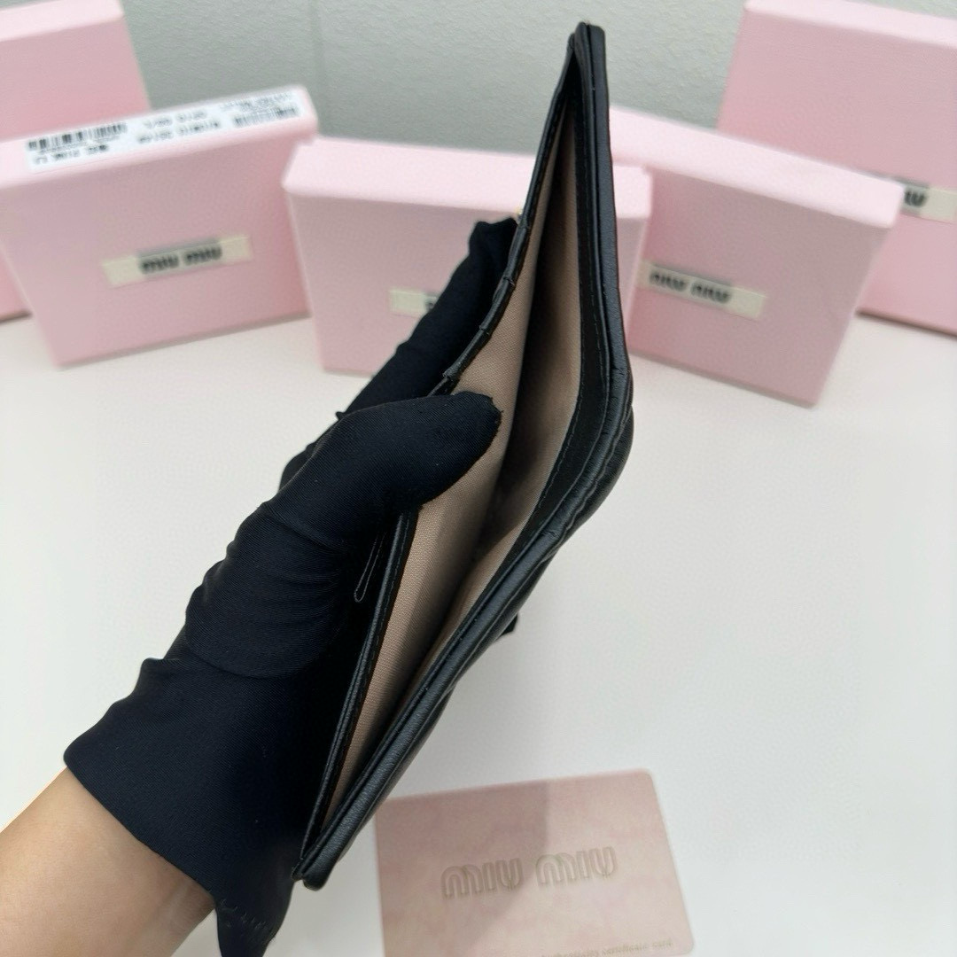 MIUMIU ミュウミュウ マテラッセ レザー 二つ折り財布