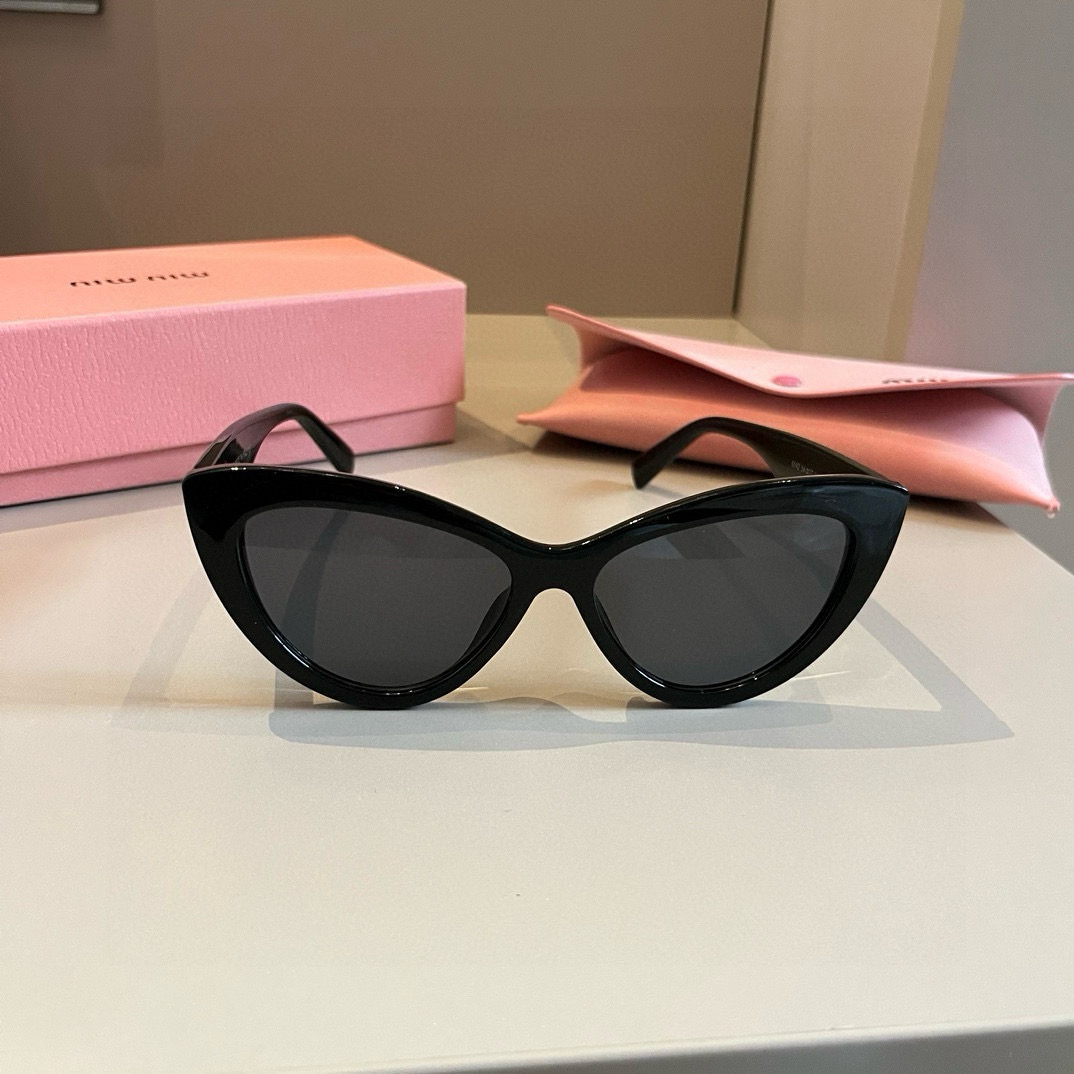MMIUMIU 2024年新作 サングラス キャットアイ 旅行の必需品 人気スター愛用モデル