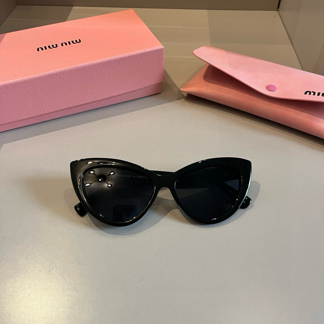 MMIUMIU 2024年新作 サングラス キャットアイ 旅行の必需品 人気スター愛用モデル