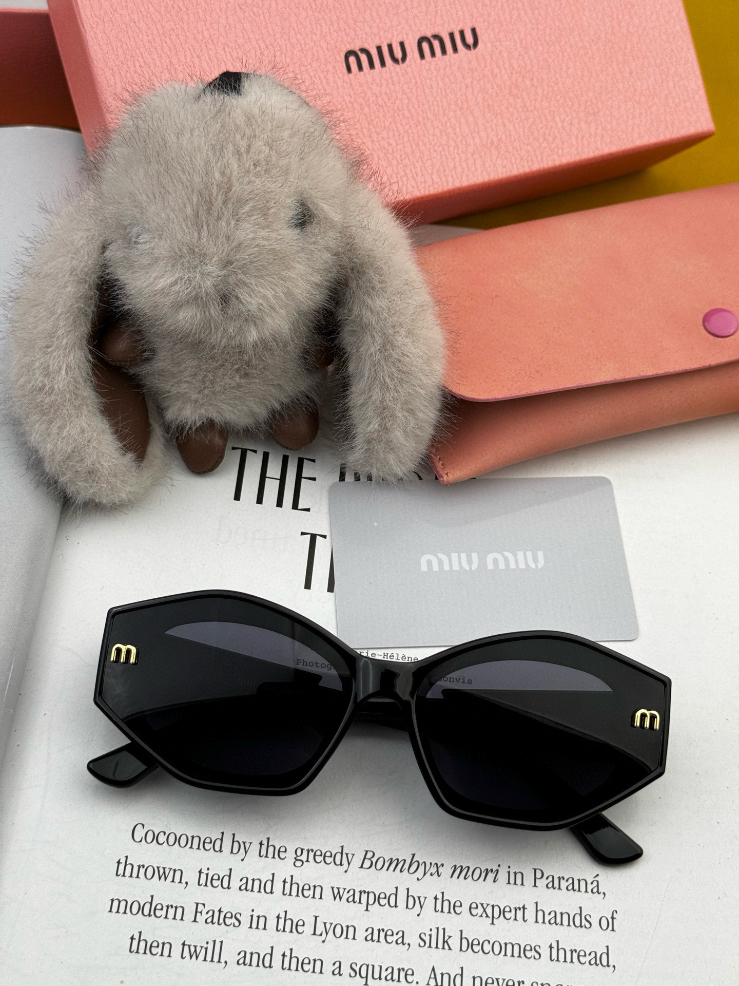 MIUMIU/ミュウミュウ🖇🖇2025年早春🌟輝く新作が華麗に登場❤❤サングラスのトレンドアイテム M7232