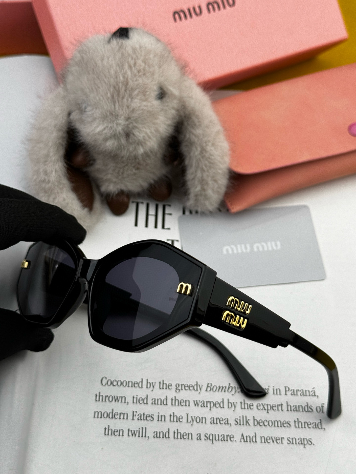 MIUMIU/ミュウミュウ🖇🖇2025年早春🌟輝く新作が華麗に登場❤❤サングラスのトレンドアイテム M7232