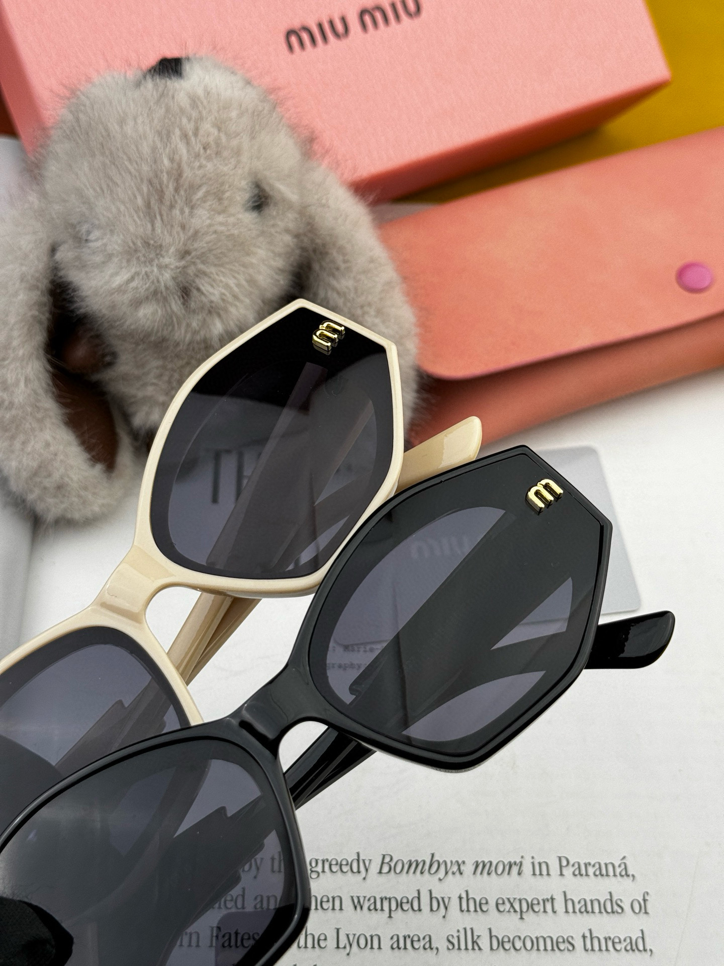MIUMIU/ミュウミュウ🖇🖇2025年早春🌟輝く新作が華麗に登場❤❤サングラスのトレンドアイテム M7232