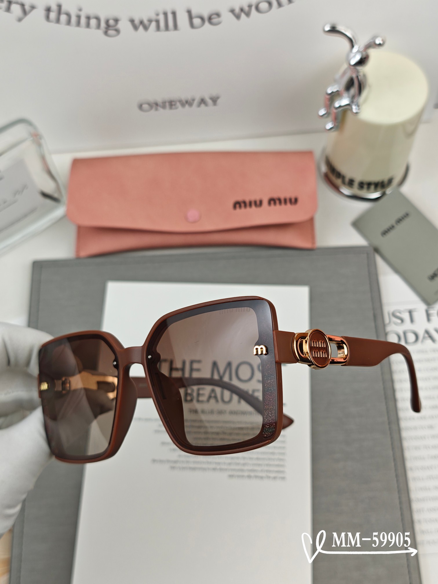 🍒MIUMIU 25新作✨サングラス 紫外線99%カット、旅行やお出かけのコーディネートに最適 M59905