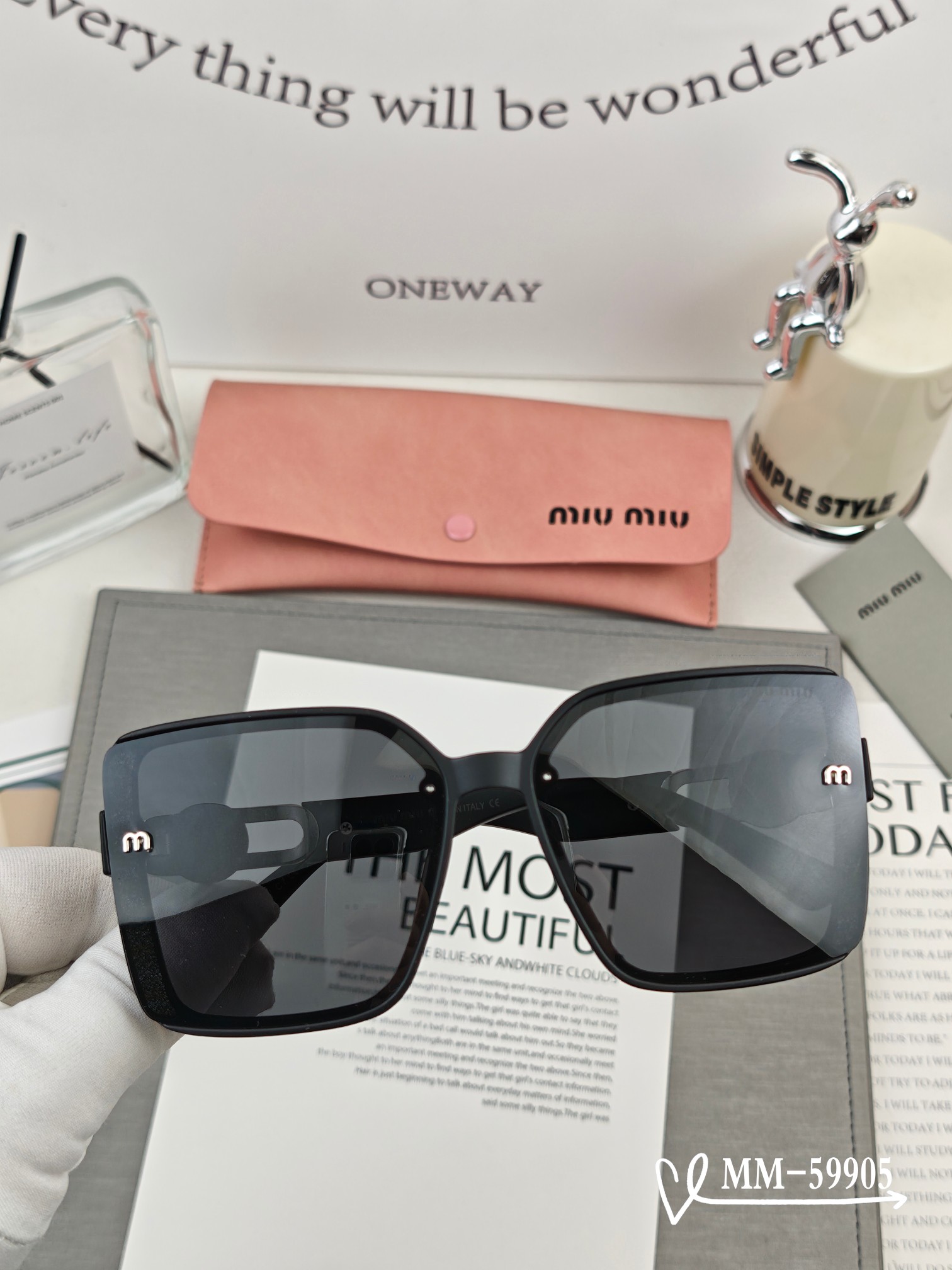 🍒MIUMIU 25新作✨サングラス 紫外線99%カット、旅行やお出かけのコーディネートに最適 M59905