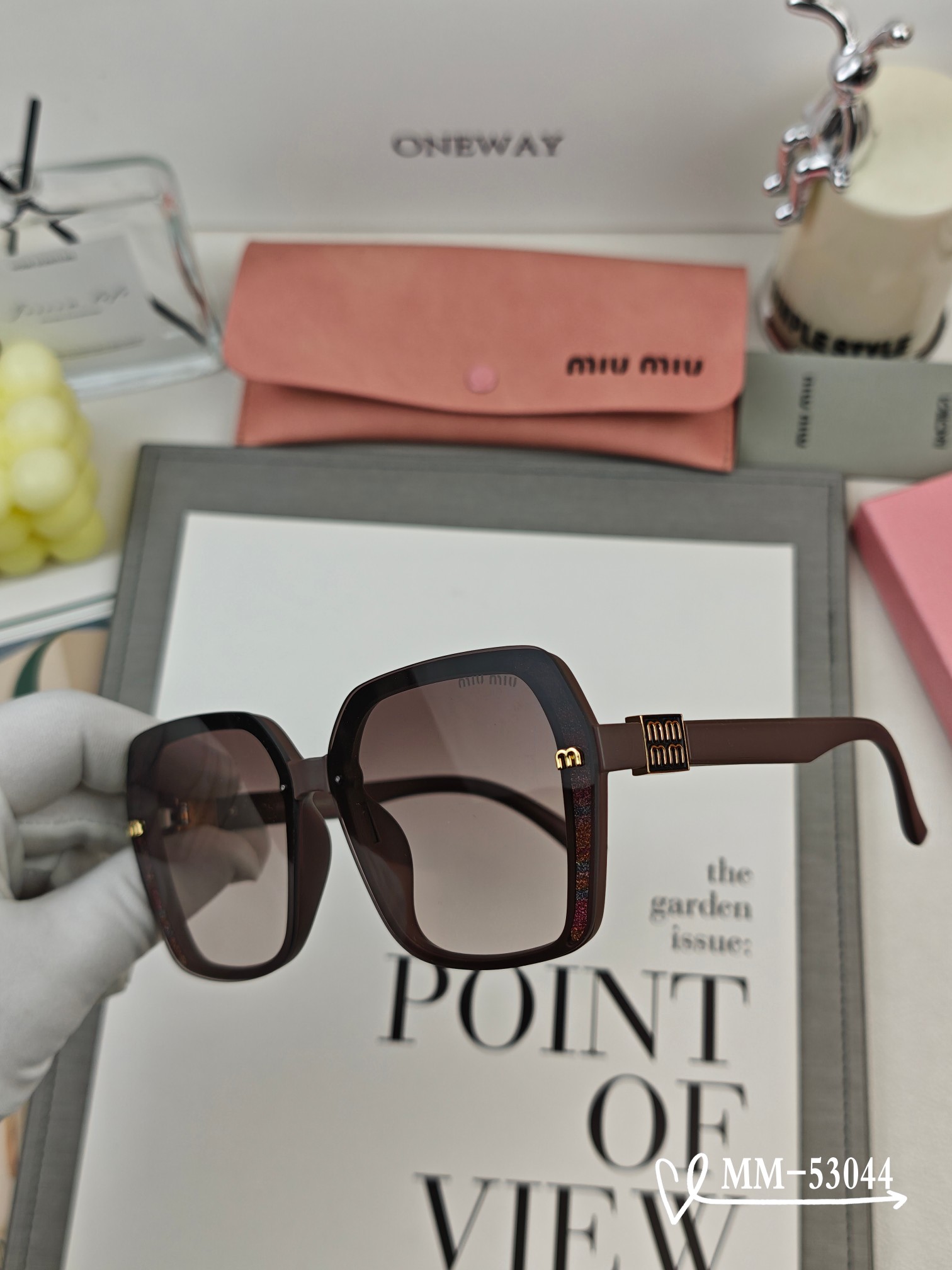 MIUMIU 2025年新作✨サングラス 紫外線99%カット、旅行や普段使いのコーディネートに最適 M53044