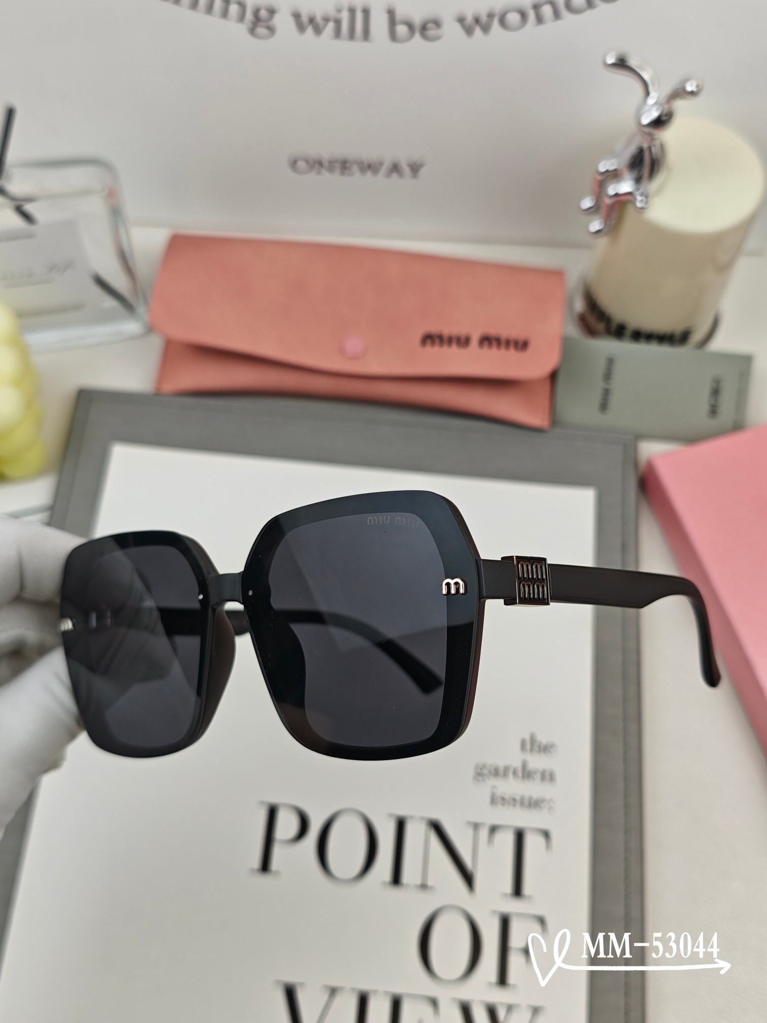 MIUMIU 2025年新作✨サングラス 紫外線99%カット、旅行や普段使いのコーディネートに最適 M53044