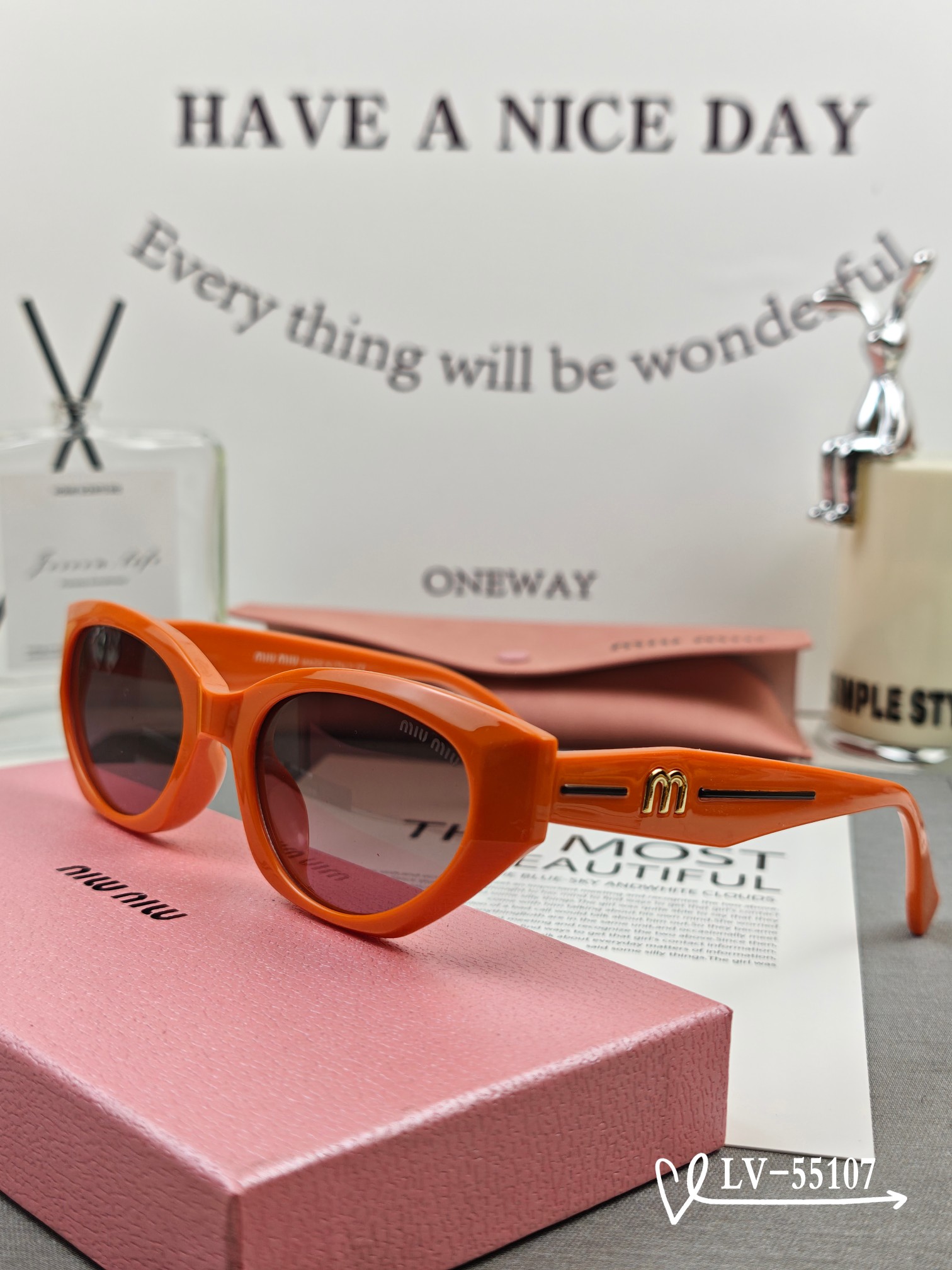 MIUMIU 2025年新作✨サングラス 紫外線99%カット、旅行や普段使いのコーディネートに最適 M55107