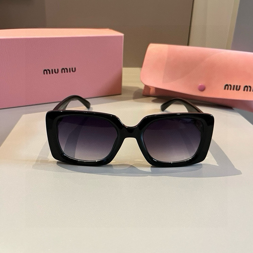 MIU MIU サングラス、人気インフルエンサーおすすめ M376648