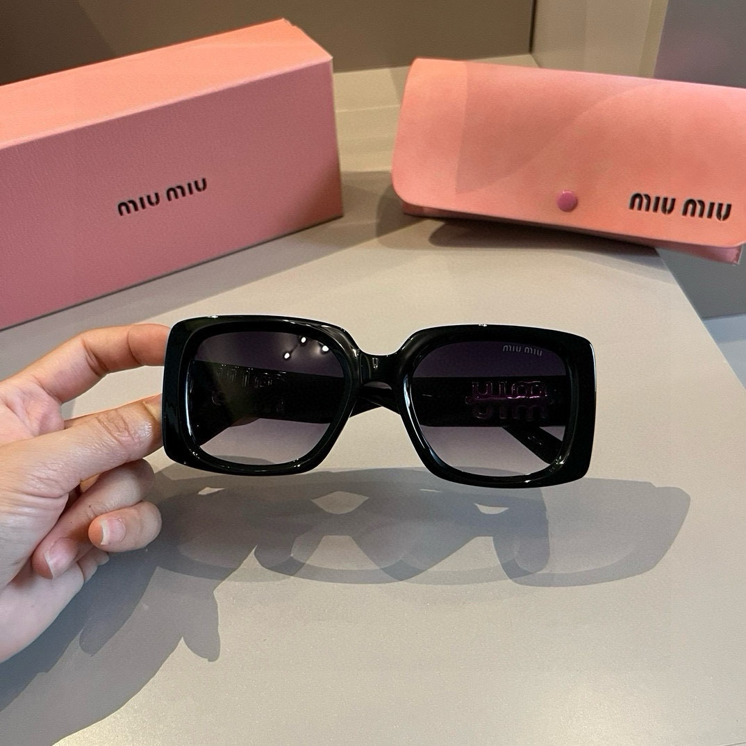 MIU MIU サングラス、人気インフルエンサーおすすめ M376648