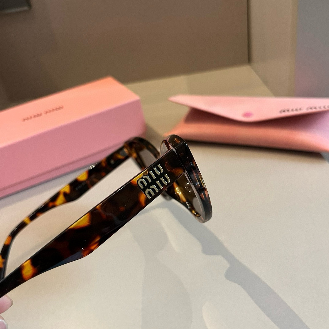 MIUMIU/ミュウミュウ 2024年新作 サングラス キャットアイ 旅行の必需品 人気スター愛用モデル M376646