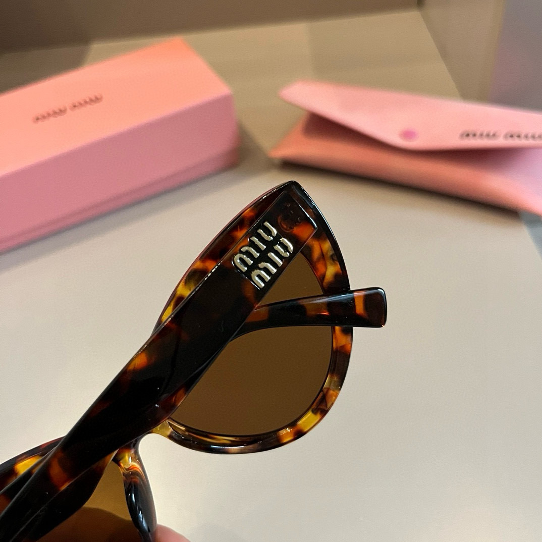 MIUMIU/ミュウミュウ 2024年新作 サングラス キャットアイ 旅行の必需品 人気スター愛用モデル M376646