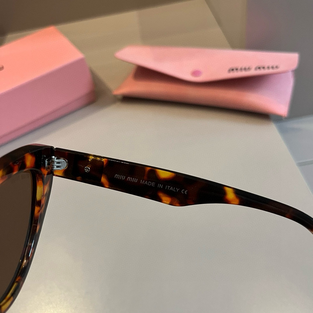 MIUMIU/ミュウミュウ 2024年新作 サングラス キャットアイ 旅行の必需品 人気スター愛用モデル M376646