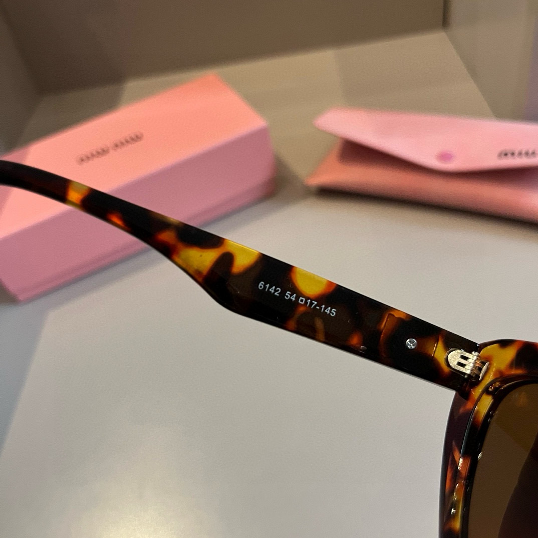 MIUMIU/ミュウミュウ 2024年新作 サングラス キャットアイ 旅行の必需品 人気スター愛用モデル M376646